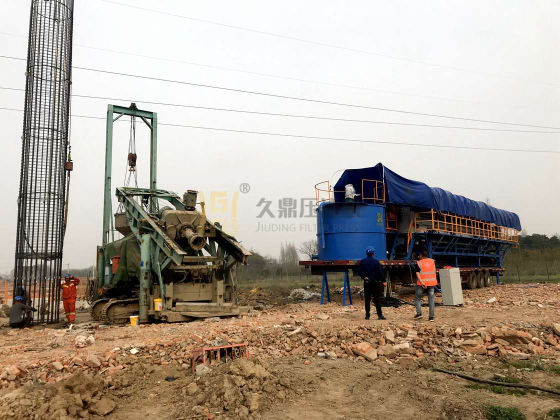 某打桩泥浆现场，使用1台500平方车载压滤机.jpg